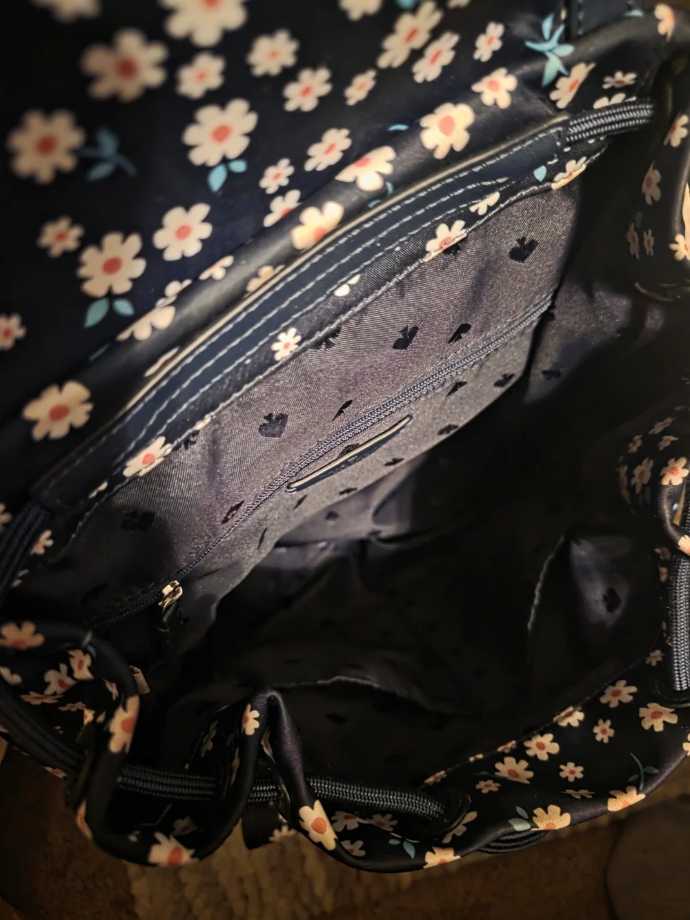 kate ♠️ spade CARLY Flap In Navy/ Daisy Pattern Backpack EUC